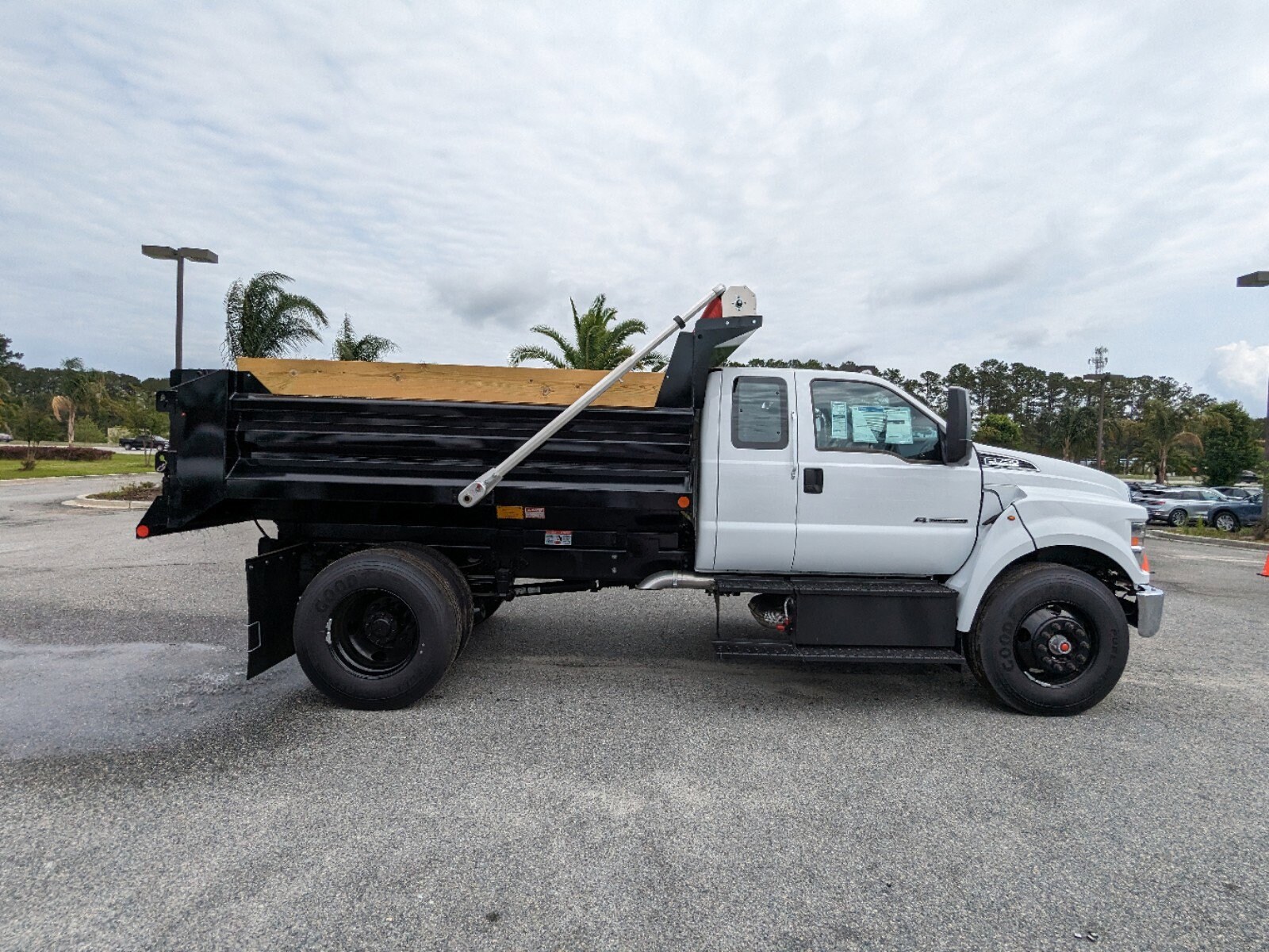 2024 Ford F-750 Base photo 2