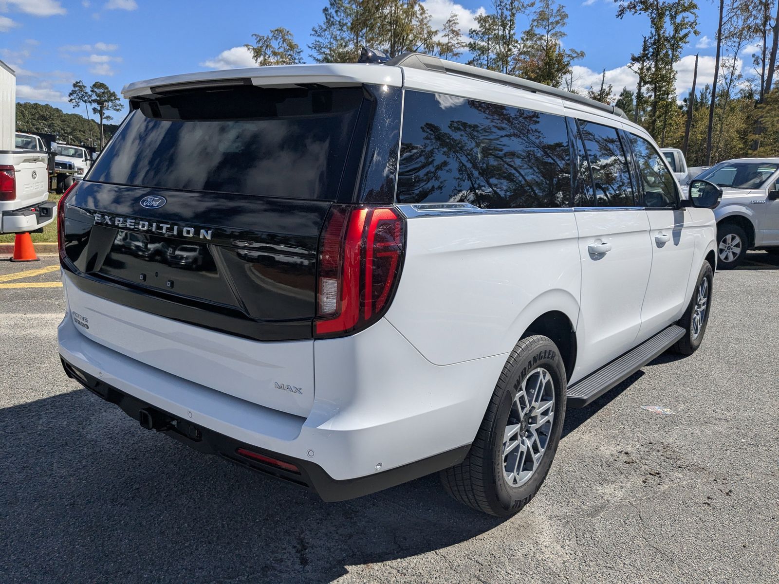 2025 Ford Expedition MAX photo 3