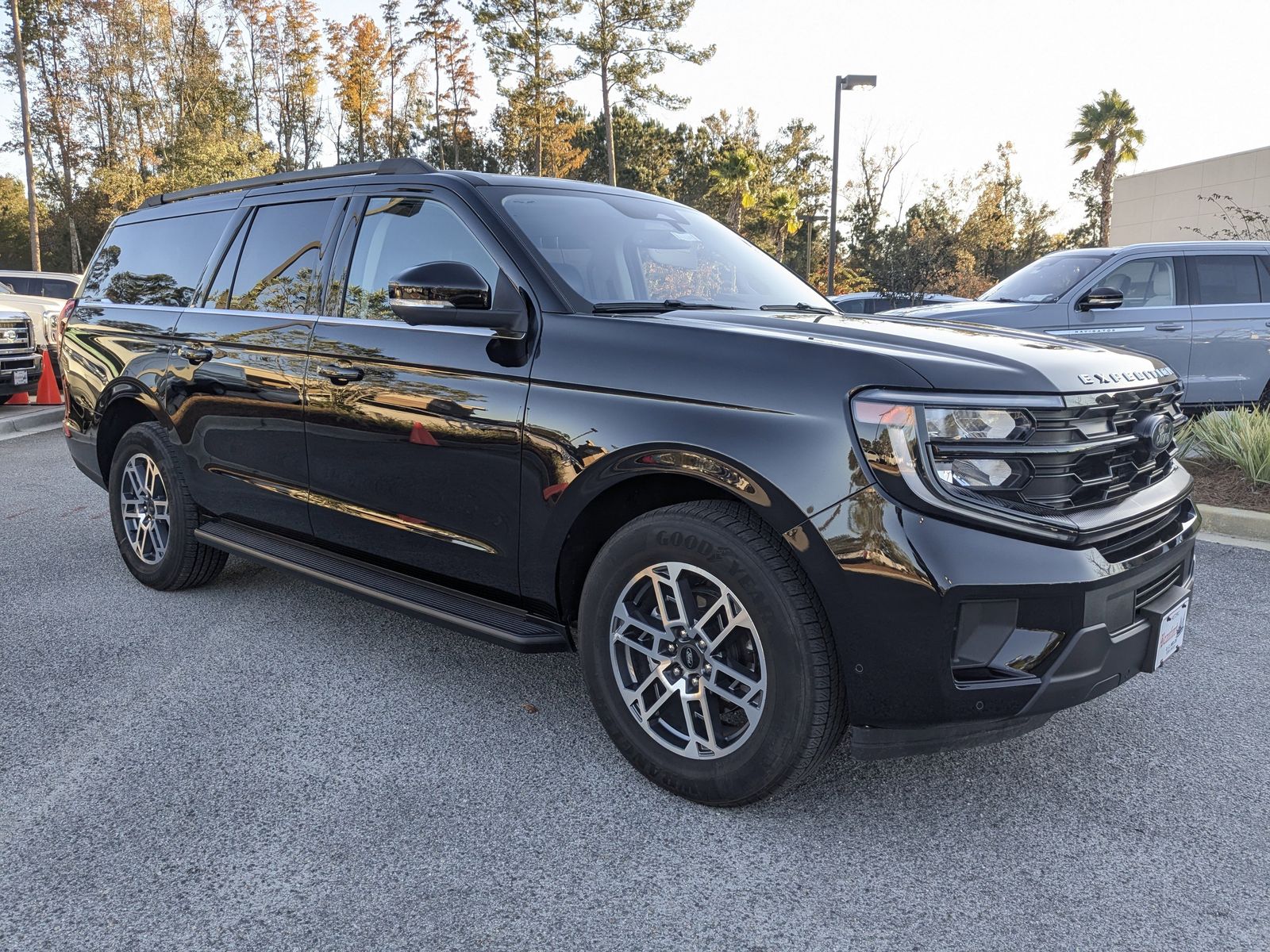 2025 Ford Expedition MAX photo 2