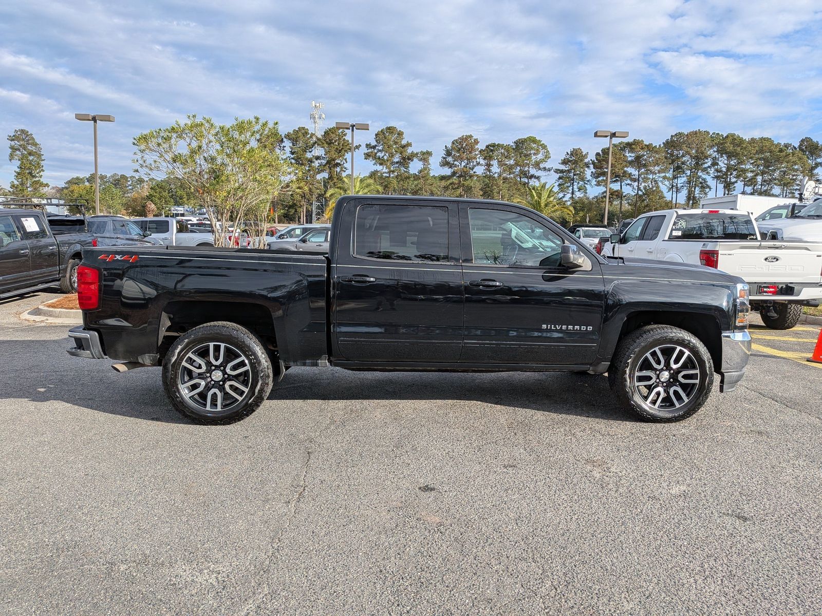 2018 Chevrolet Silverado 1500 LT photo 3