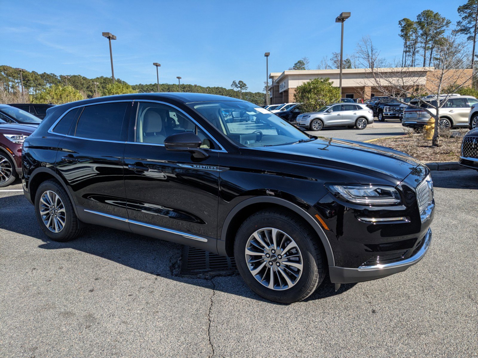 2023 Lincoln Nautilus Standard photo 2