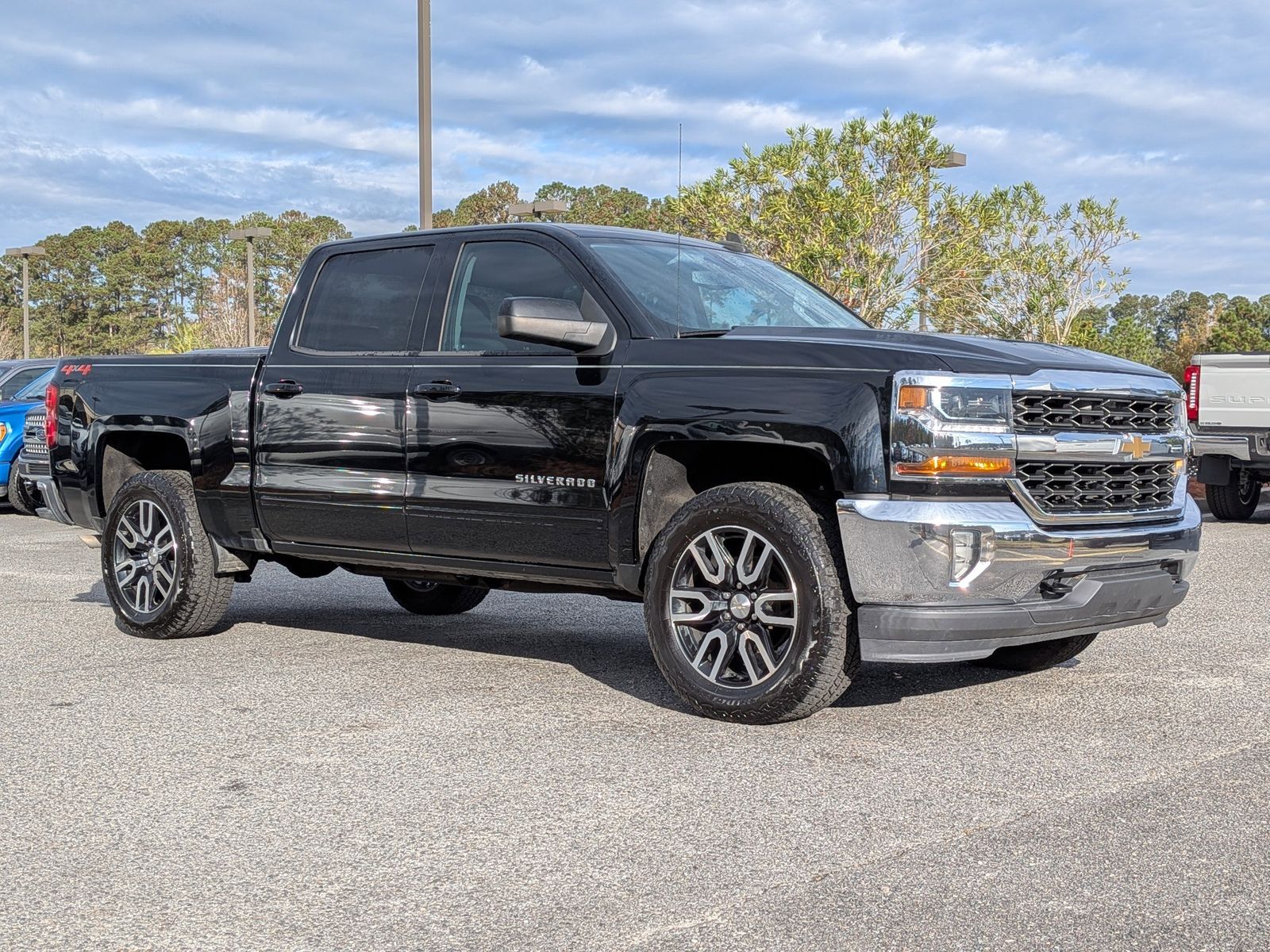 2018 Chevrolet Silverado 1500 LT photo 2