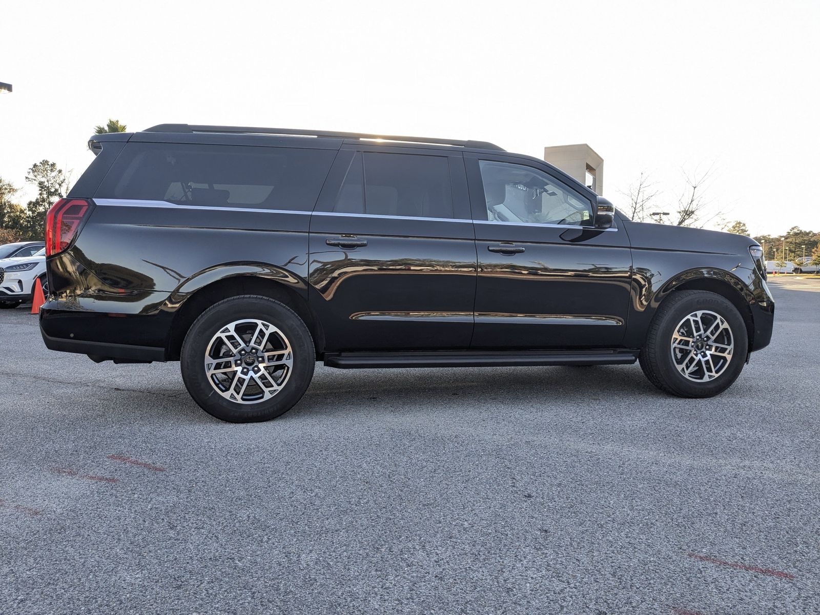 2025 Ford Expedition MAX photo 3