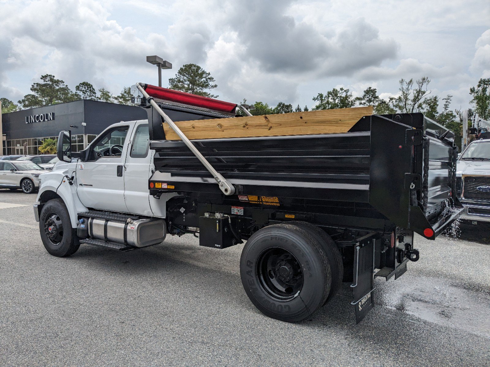 2024 Ford F-750 Base photo 3