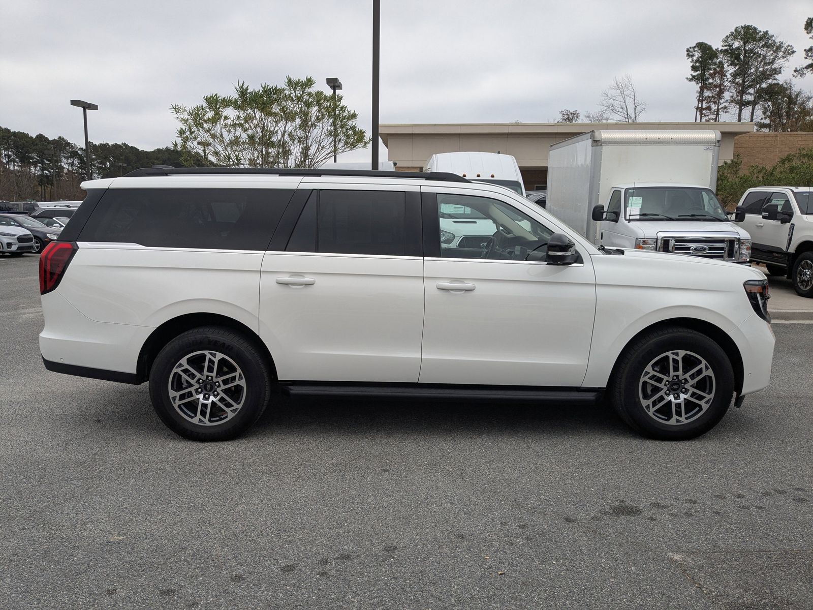 2025 Ford Expedition MAX photo 3