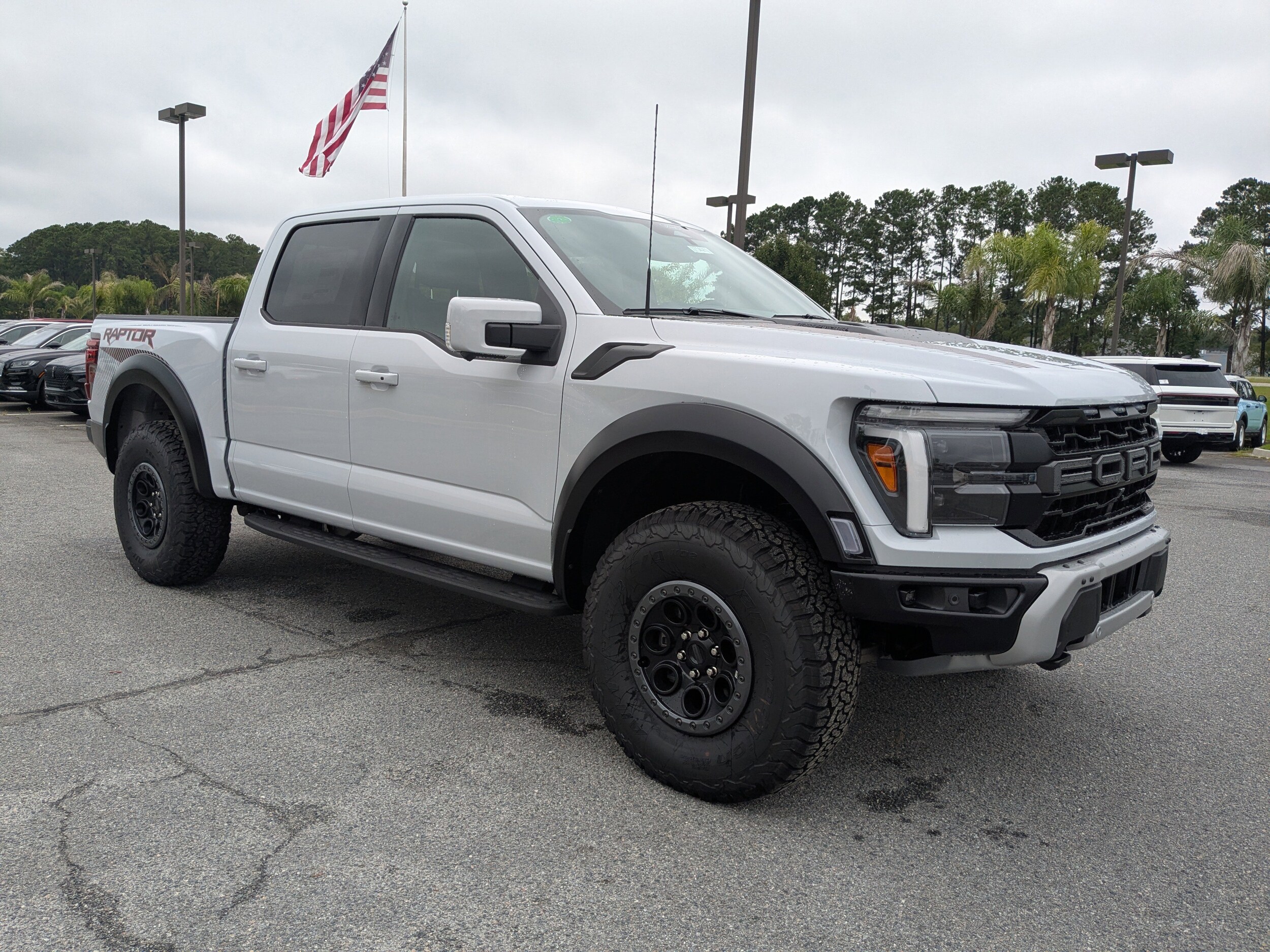 2025 Ford F-150 Raptor photo 2