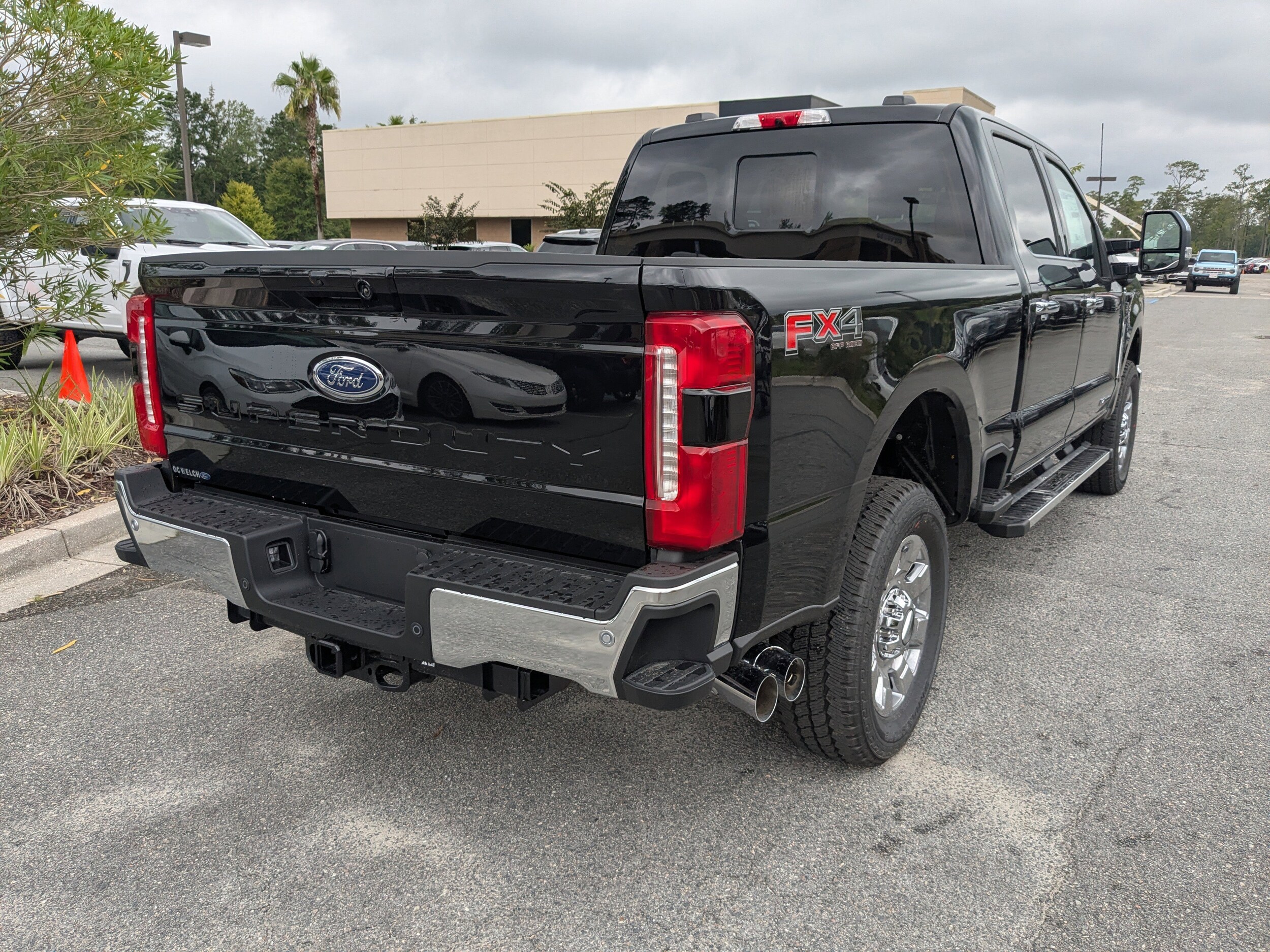 2025 Ford F-250 Lariat photo 2