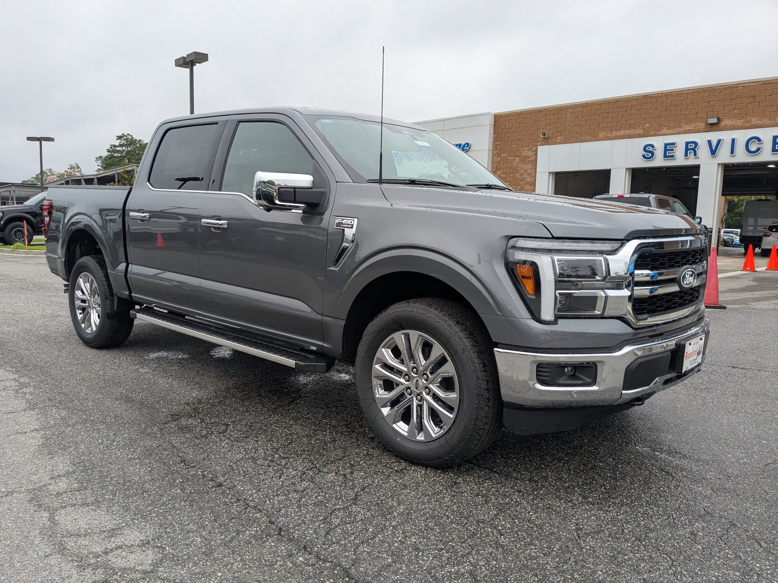 2025 Ford F-150 Lariat photo 2