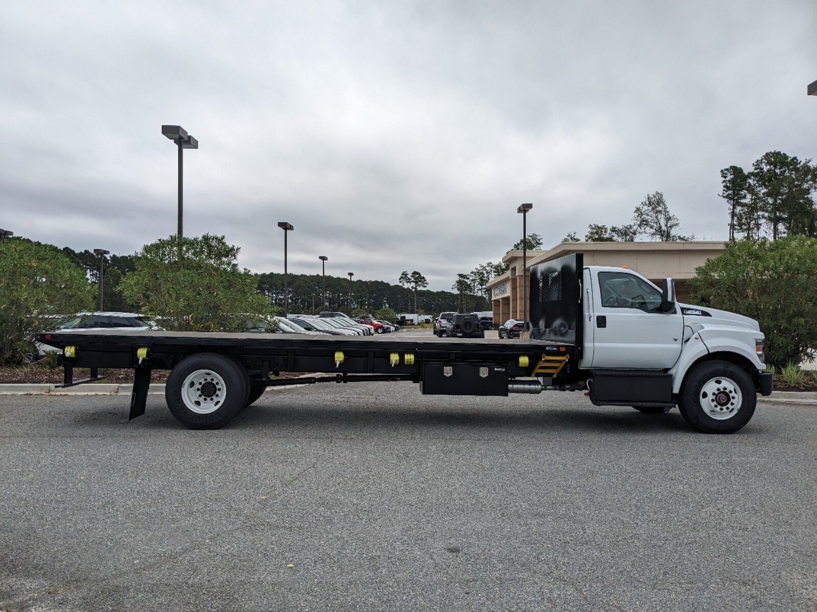 2025 Ford F-650 Base photo 2