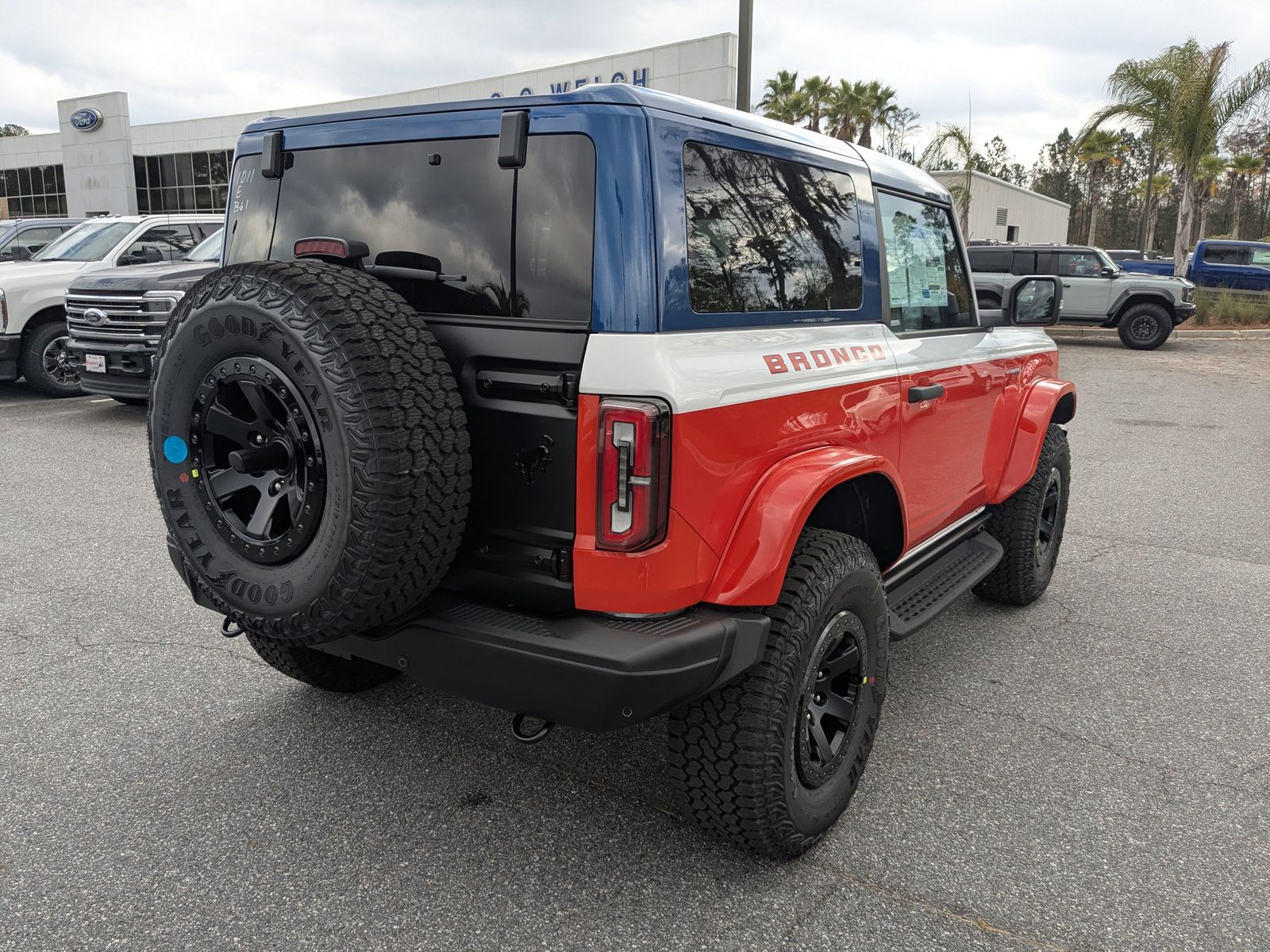 2025 Ford Bronco First Edition photo 3