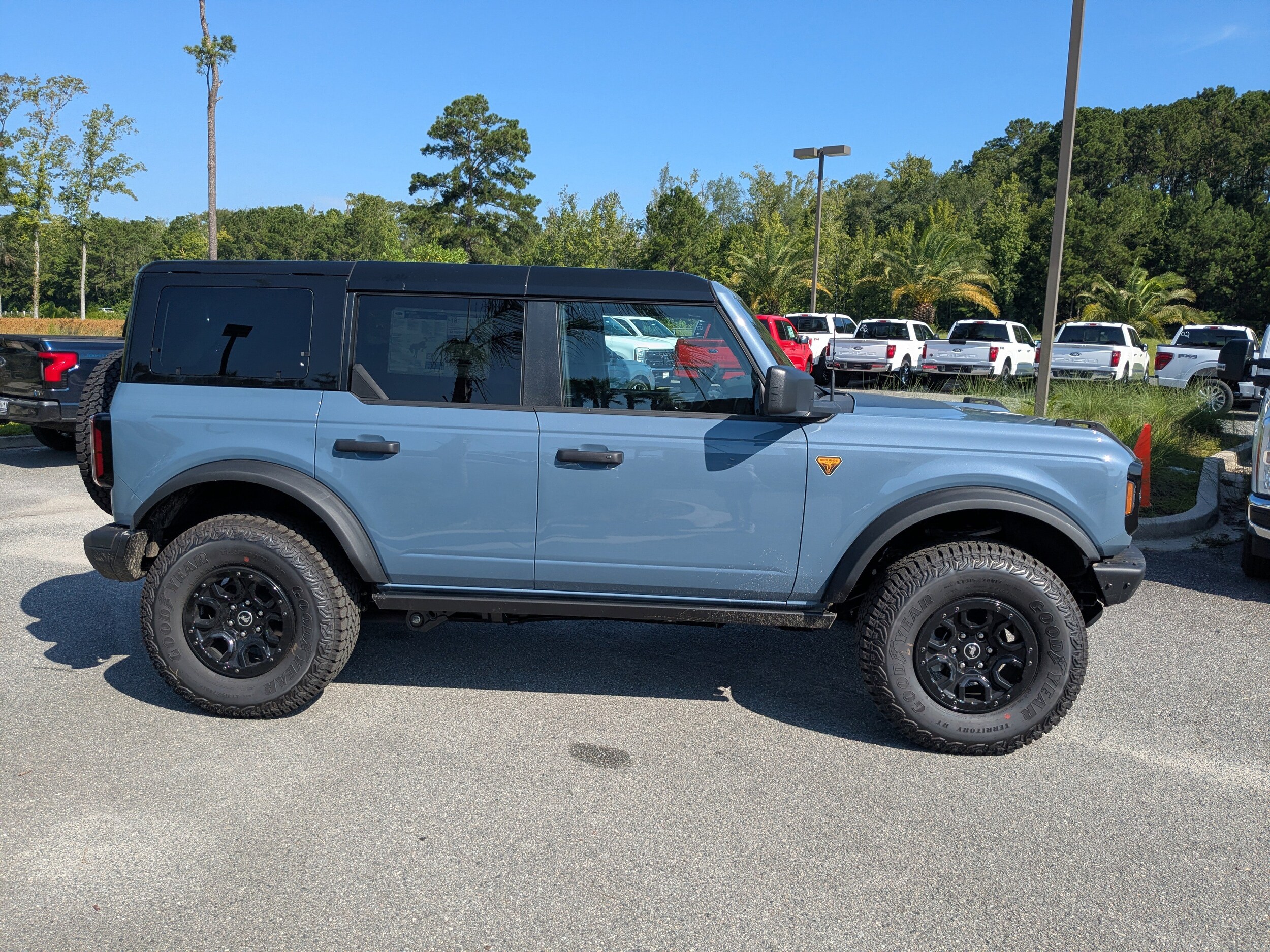 2025 Ford Bronco Badlands photo 2
