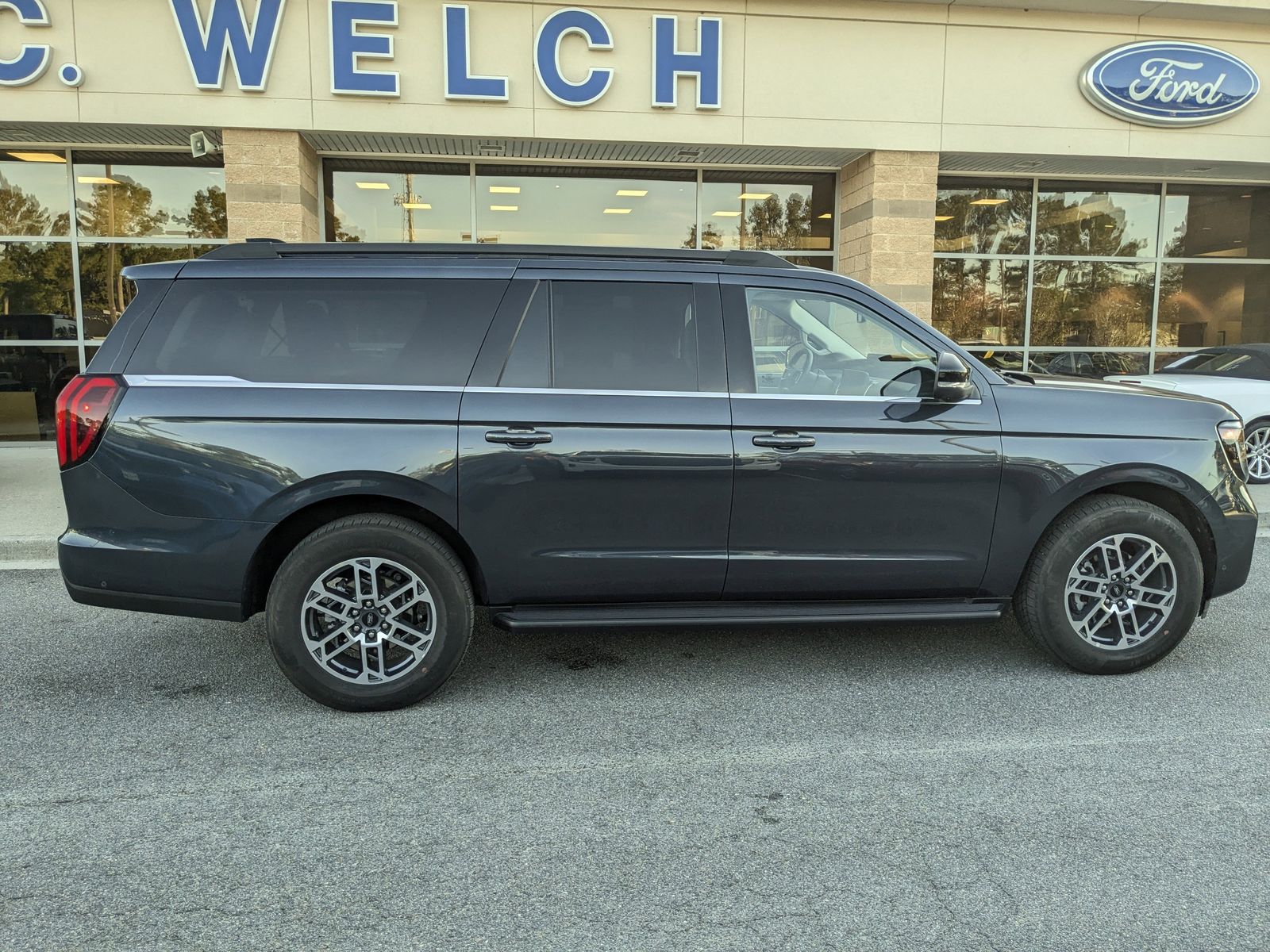 2025 Ford Expedition MAX photo 3