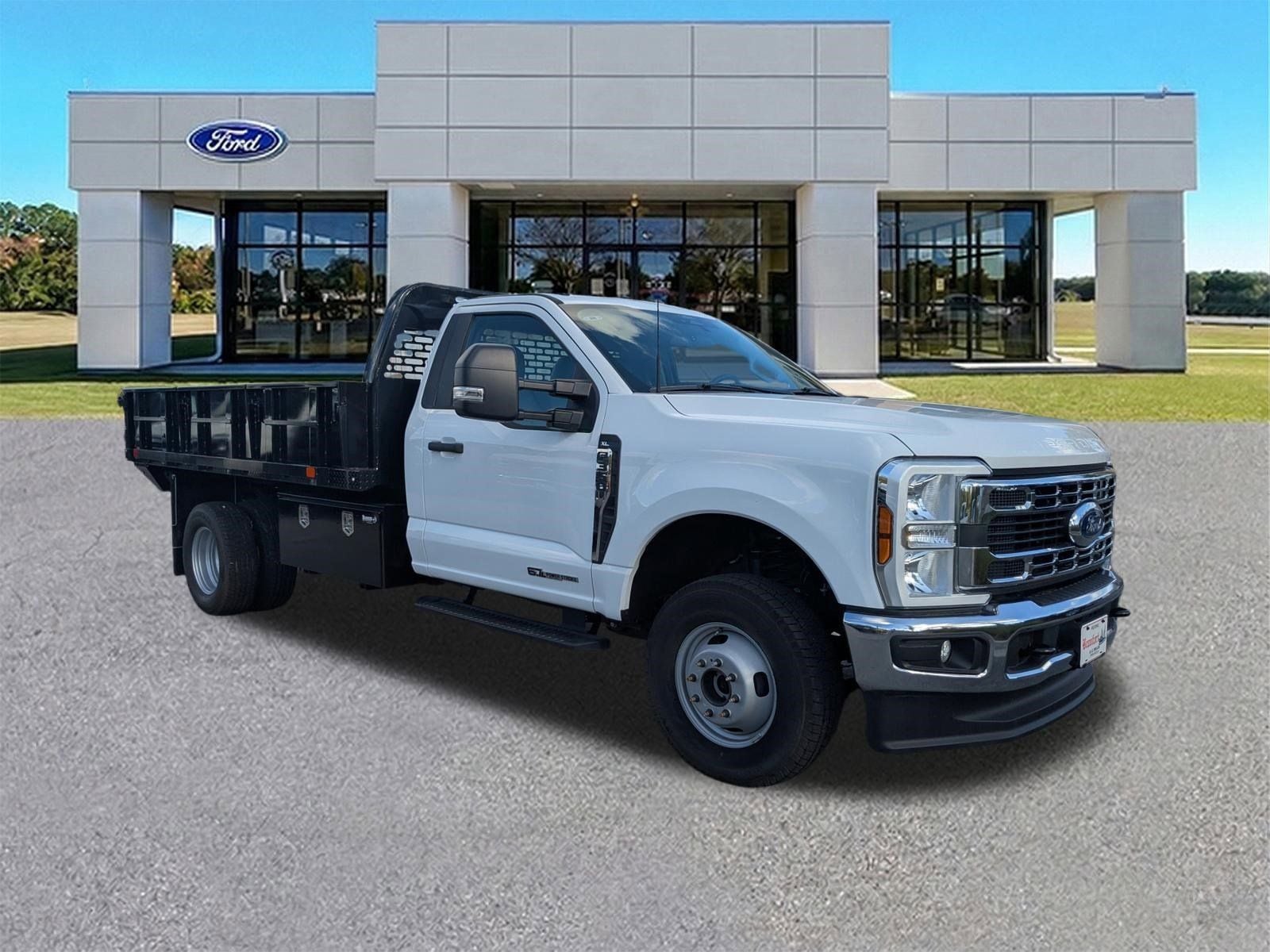 2024 Ford F-350 Super Duty Chassis Cab XL - Photo 2