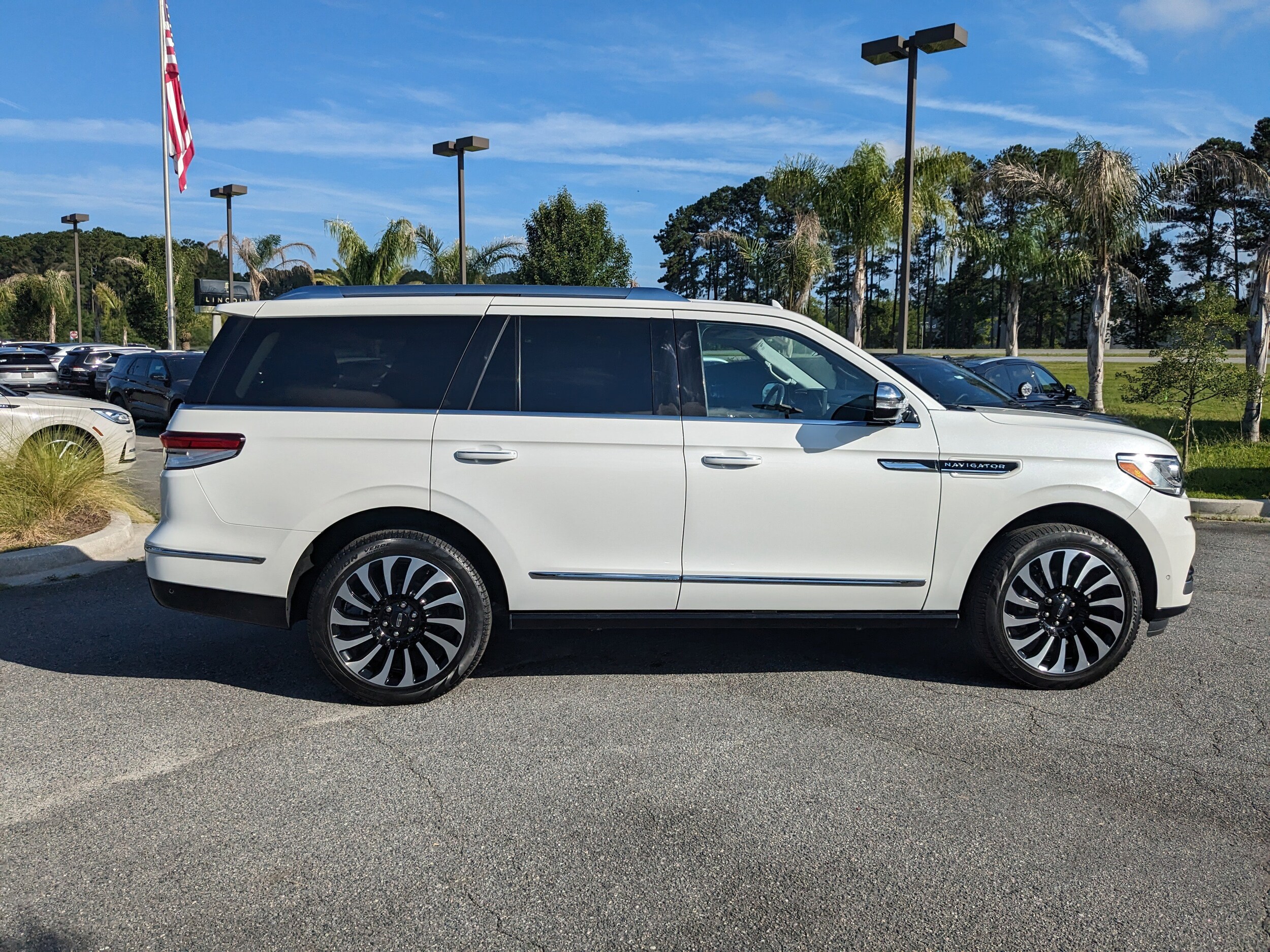 2023 Lincoln Navigator Black Label photo 2