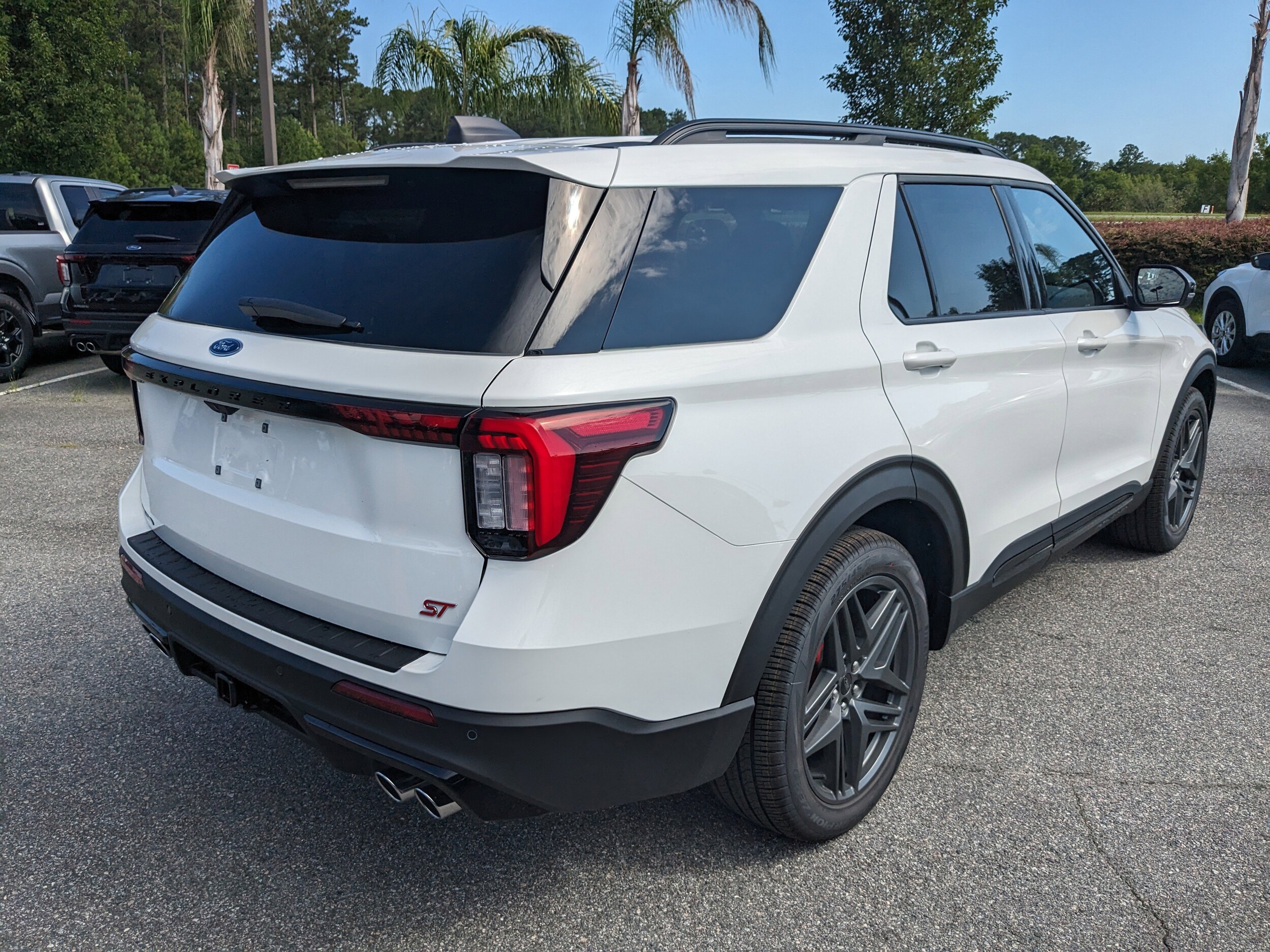 2025 Ford Explorer ST photo 4