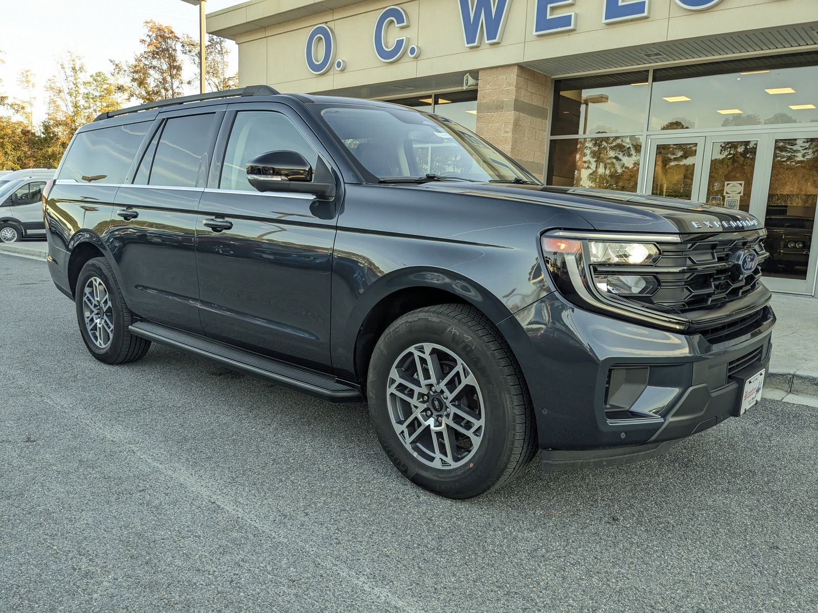 2025 Ford Expedition MAX photo 2