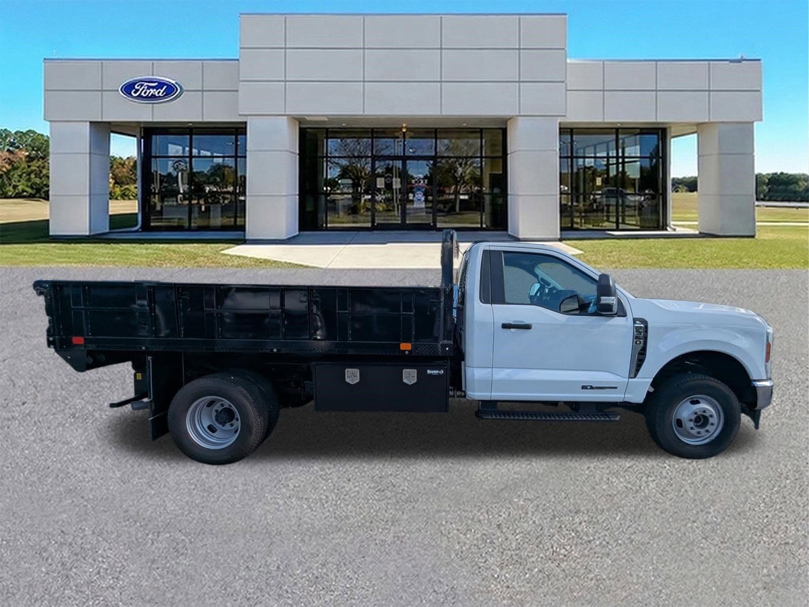 2024 Ford F-350 Super Duty Chassis Cab XL - Photo 3