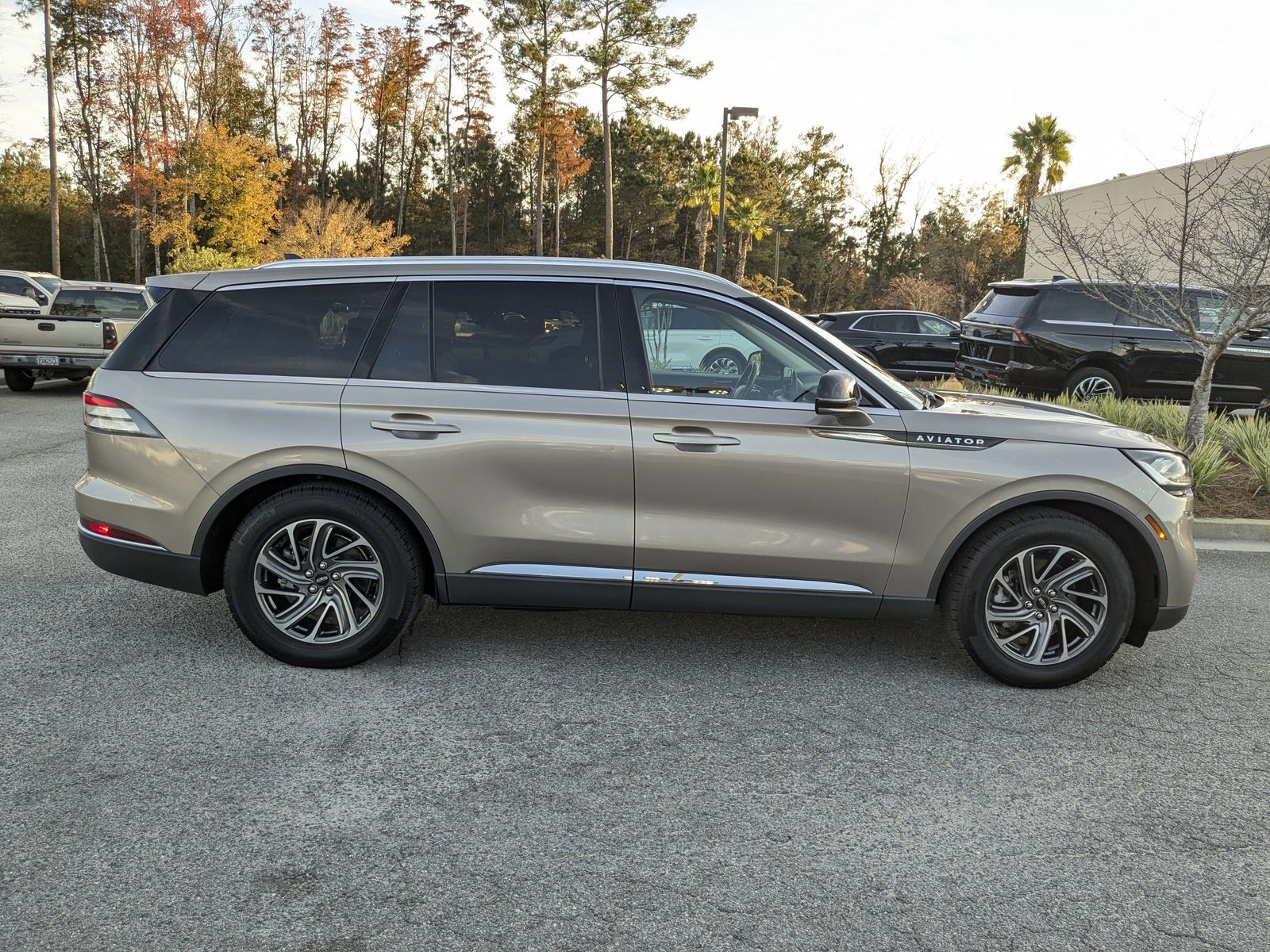 2021 Lincoln Aviator Standard photo 2