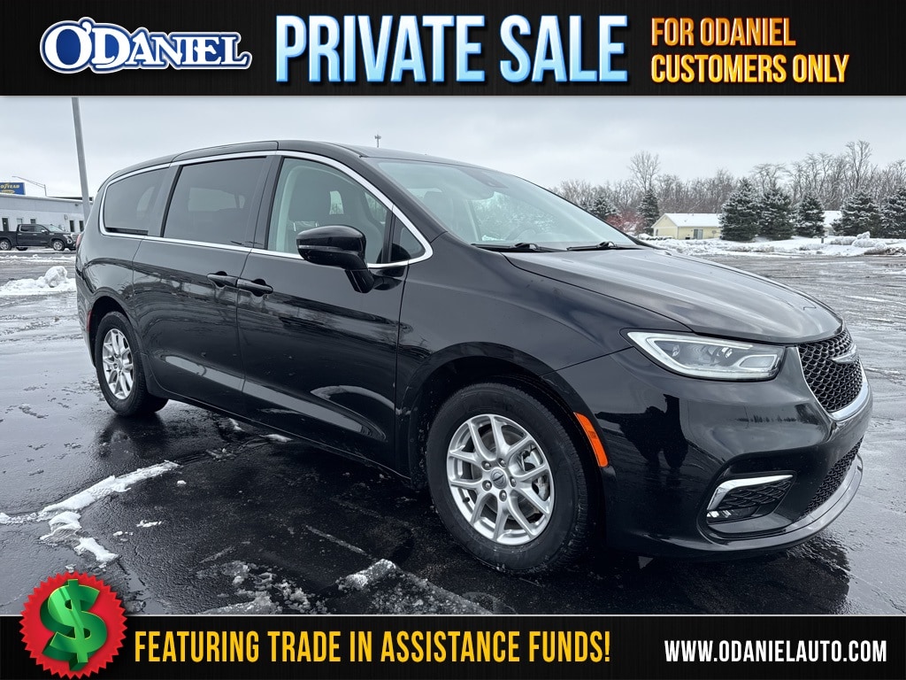 2024 Chrysler Pacifica Touring L's photo