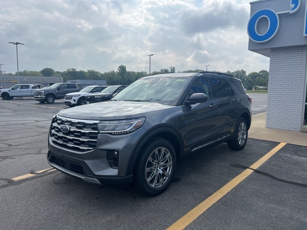 2025 Ford Explorer photo 2