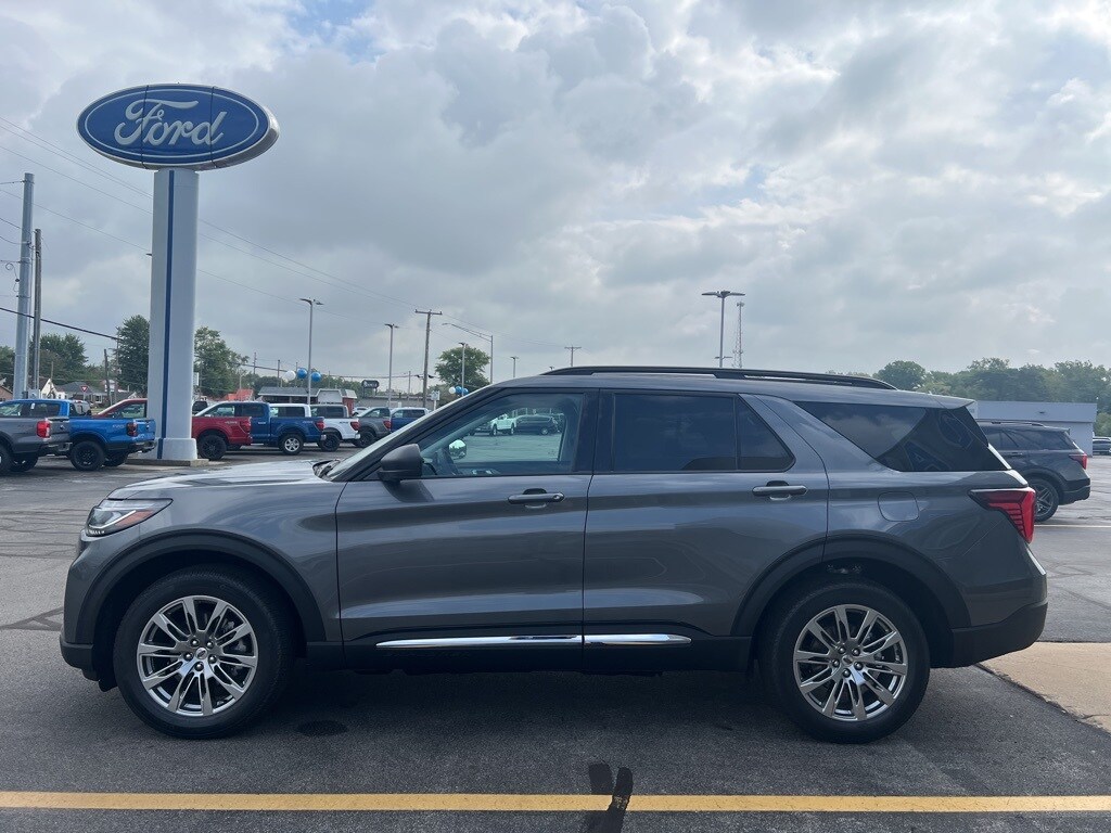 2025 Ford Explorer photo 3