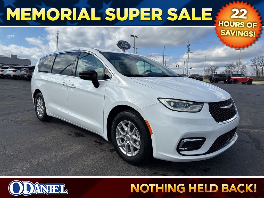 2024 Chrysler Pacifica Touring L's photo