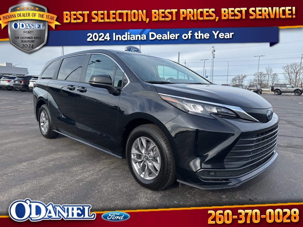 2024 Toyota Sienna LE's photo