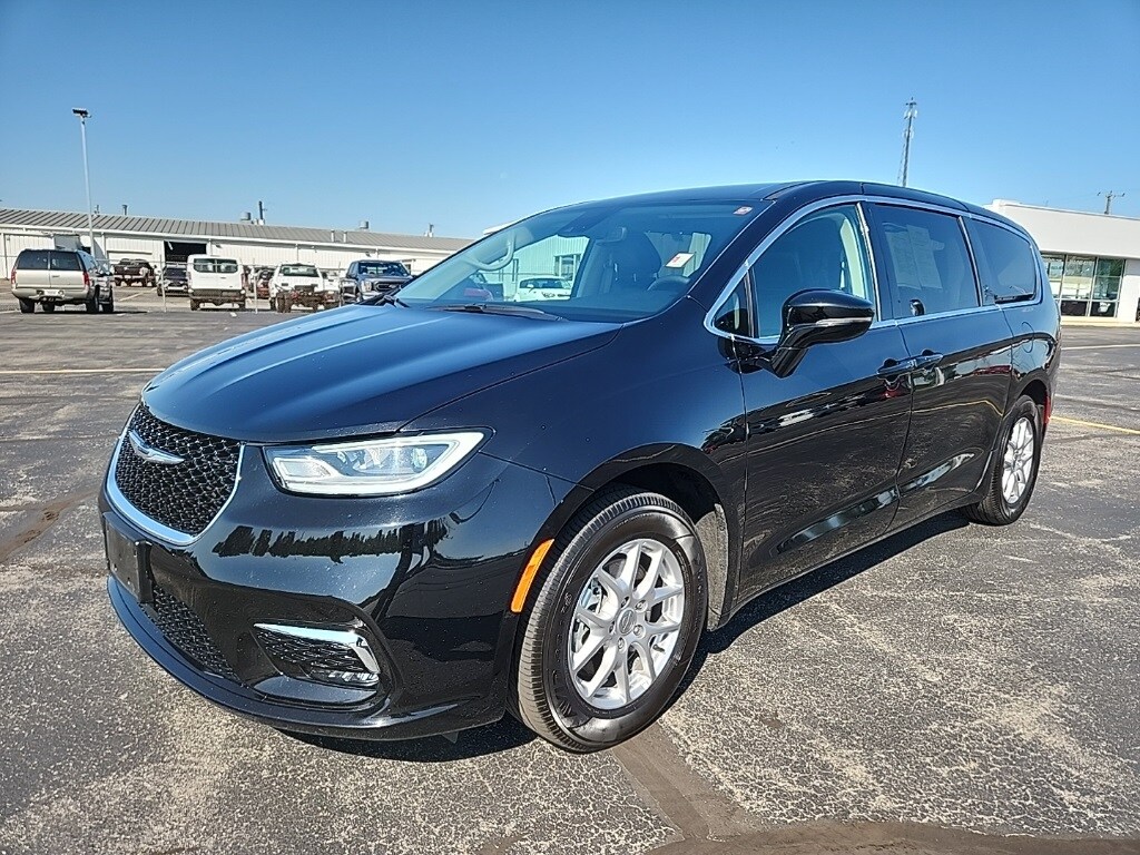 2024 Chrysler Pacifica Touring L photo 3
