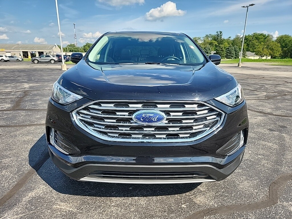 2022 Ford Edge SEL photo 2