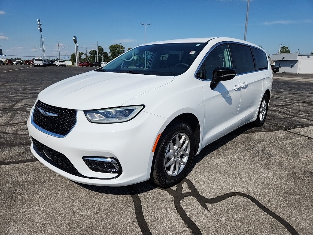 2024 Chrysler Pacifica Touring L photo 3