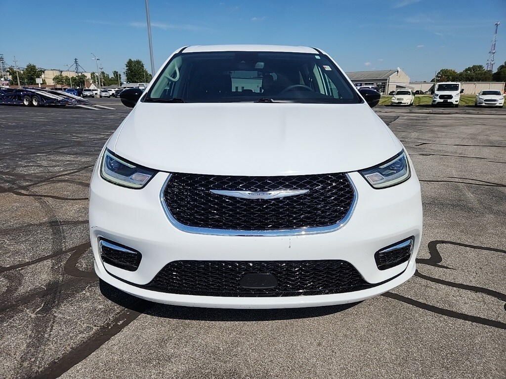 2024 Chrysler Pacifica Touring L photo 2