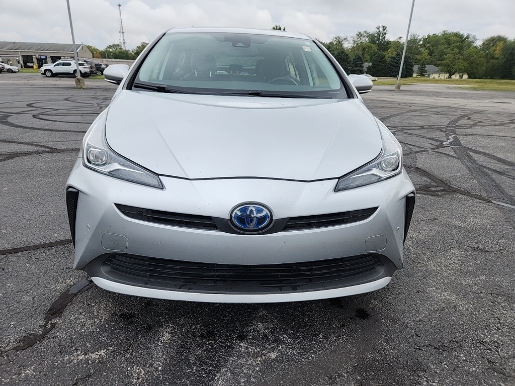2021 Toyota Prius L photo 2