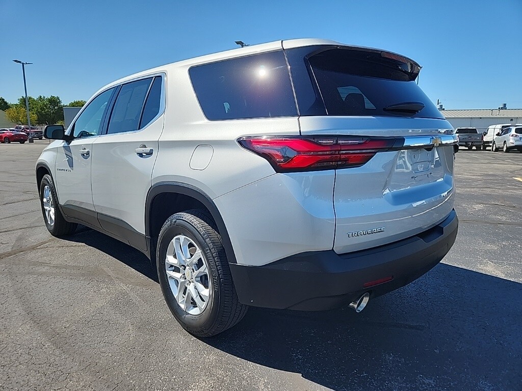 2022 Chevrolet Traverse LS photo 2