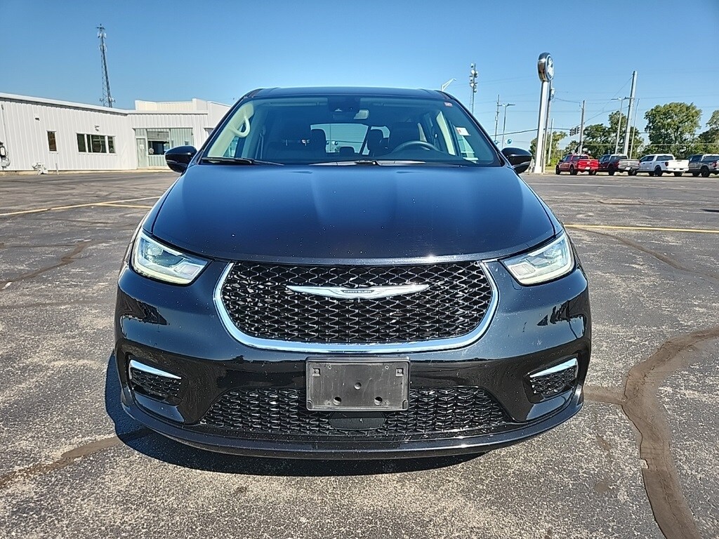 2024 Chrysler Pacifica Touring L photo 2
