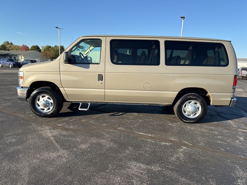 2012 Ford E-350 XLT photo 3