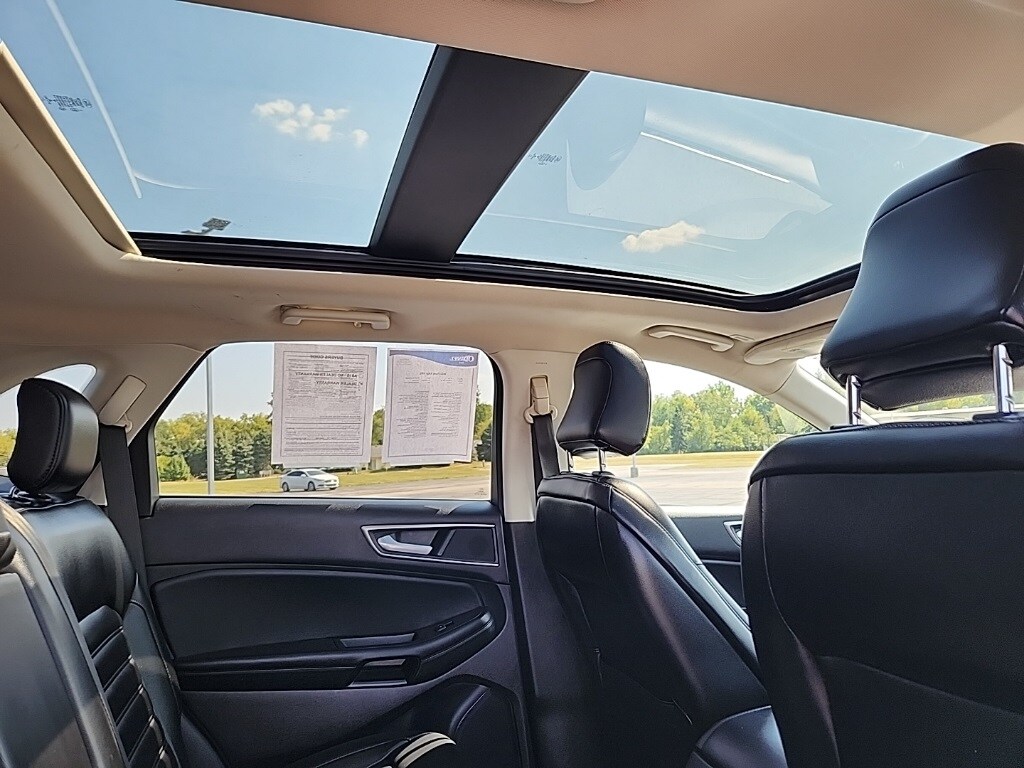 2022 Ford Edge SEL photo 3