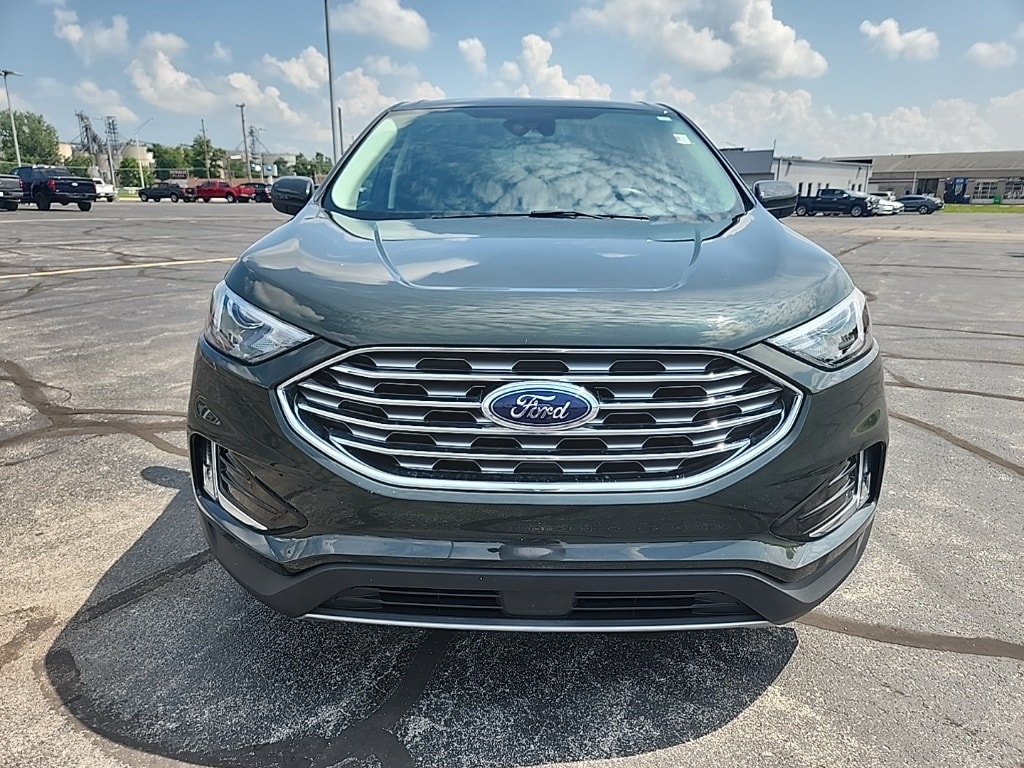 2022 Ford Edge SEL photo 2