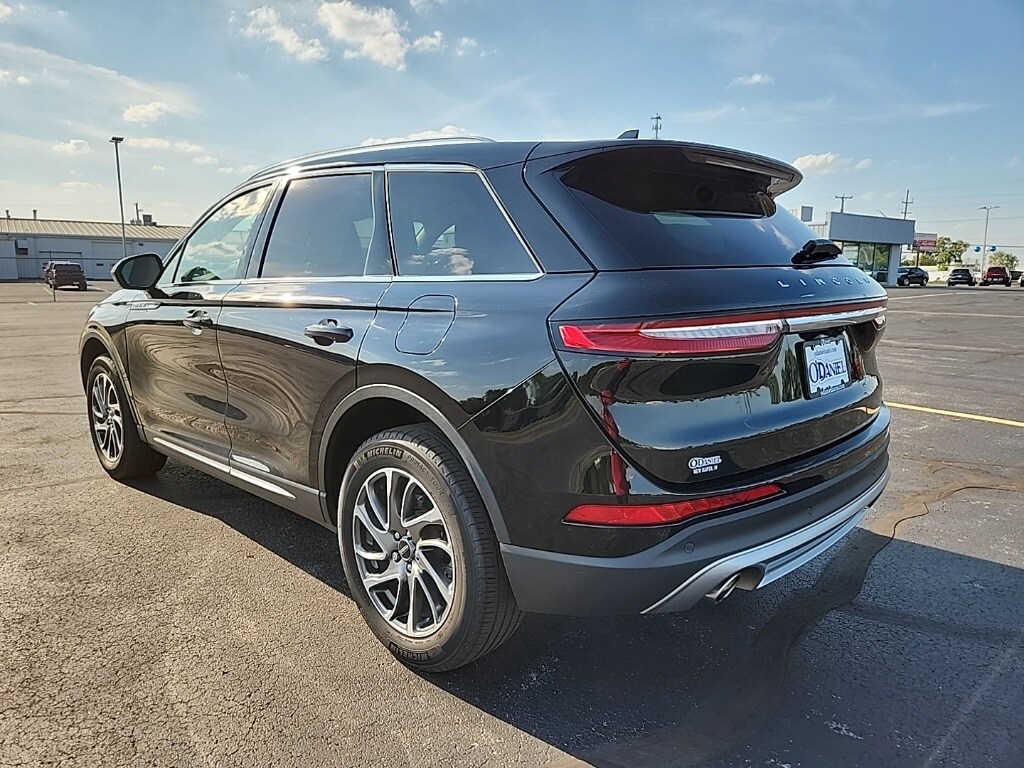 2022 Lincoln Corsair Standard photo 2