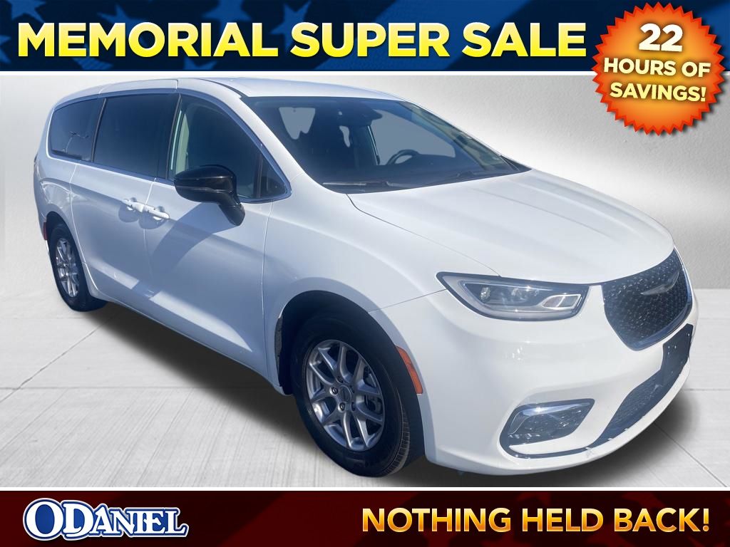 2024 Chrysler Pacifica Touring L's photo
