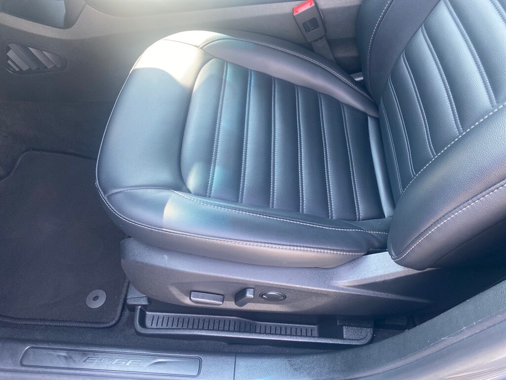 2024 Ford Edge SEL photo 2