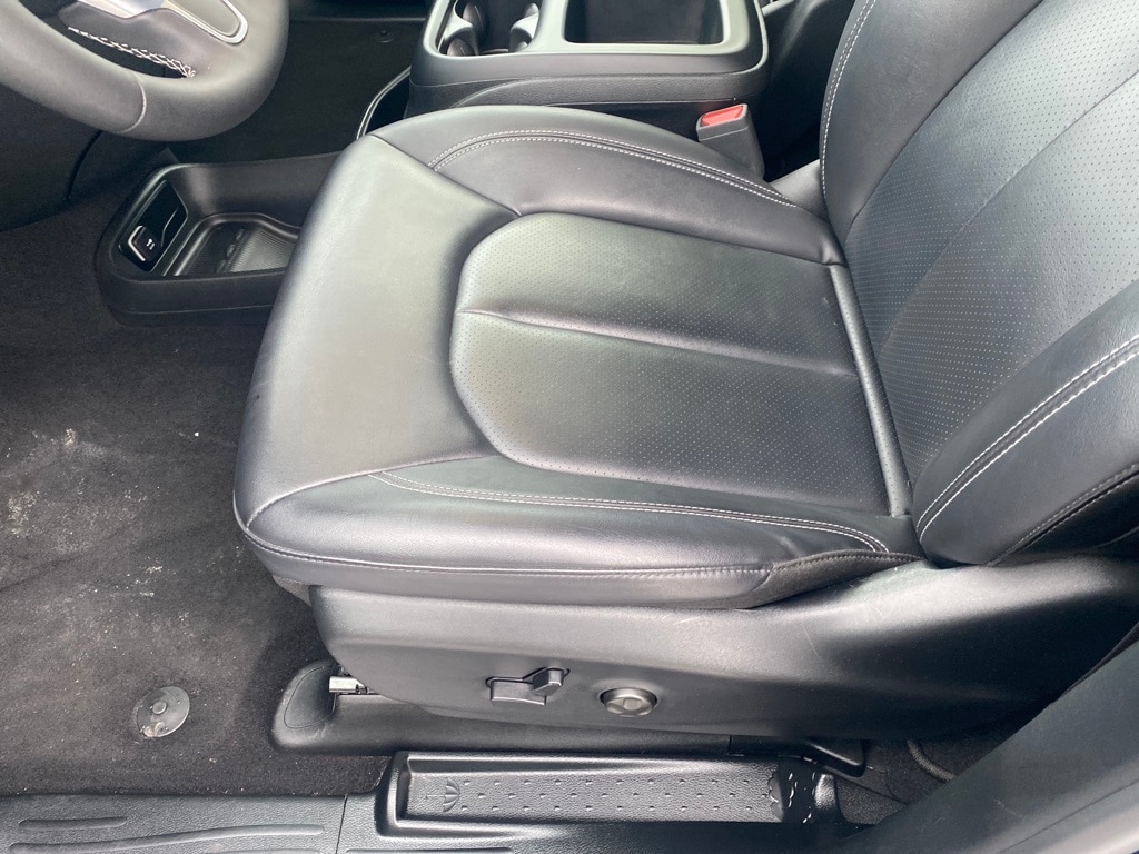 Certified 2025 Chrysler Pacifica Select Van Passenger Van