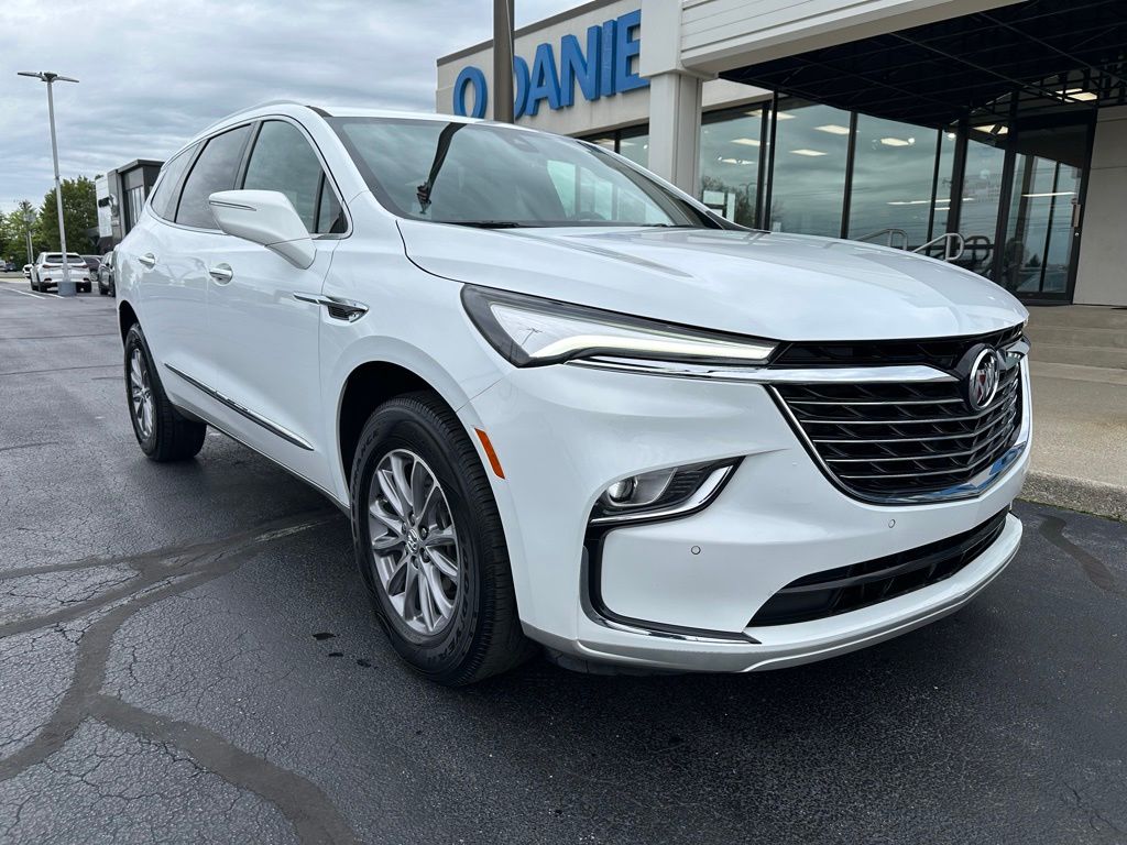 2023 Buick Enclave Essence's photo