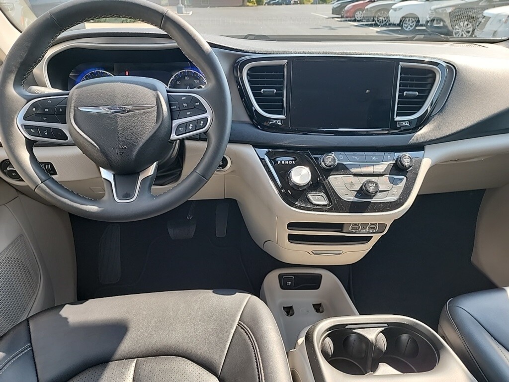 2024 Chrysler Pacifica Touring L photo 3