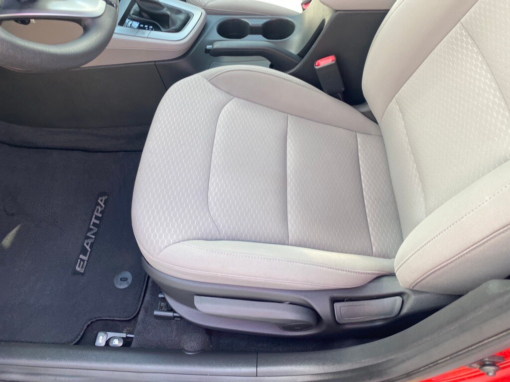2020 Hyundai Elantra SE photo 3