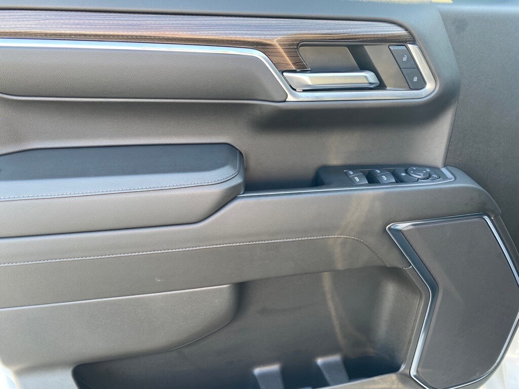 2024 Chevrolet Silverado 1500 LT photo 3