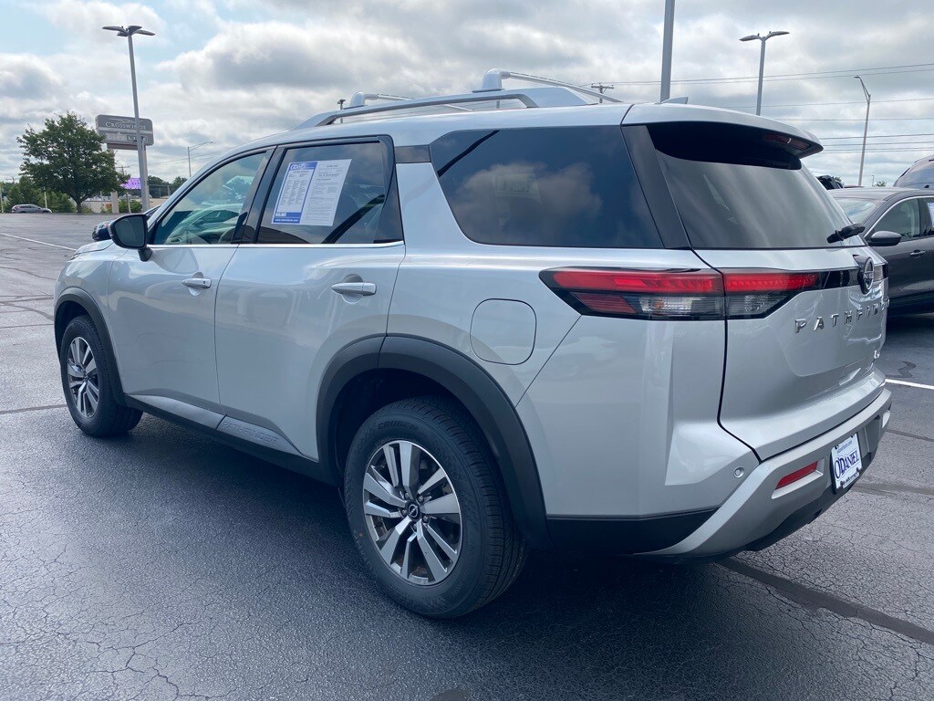 2023 Nissan Pathfinder SL photo 2
