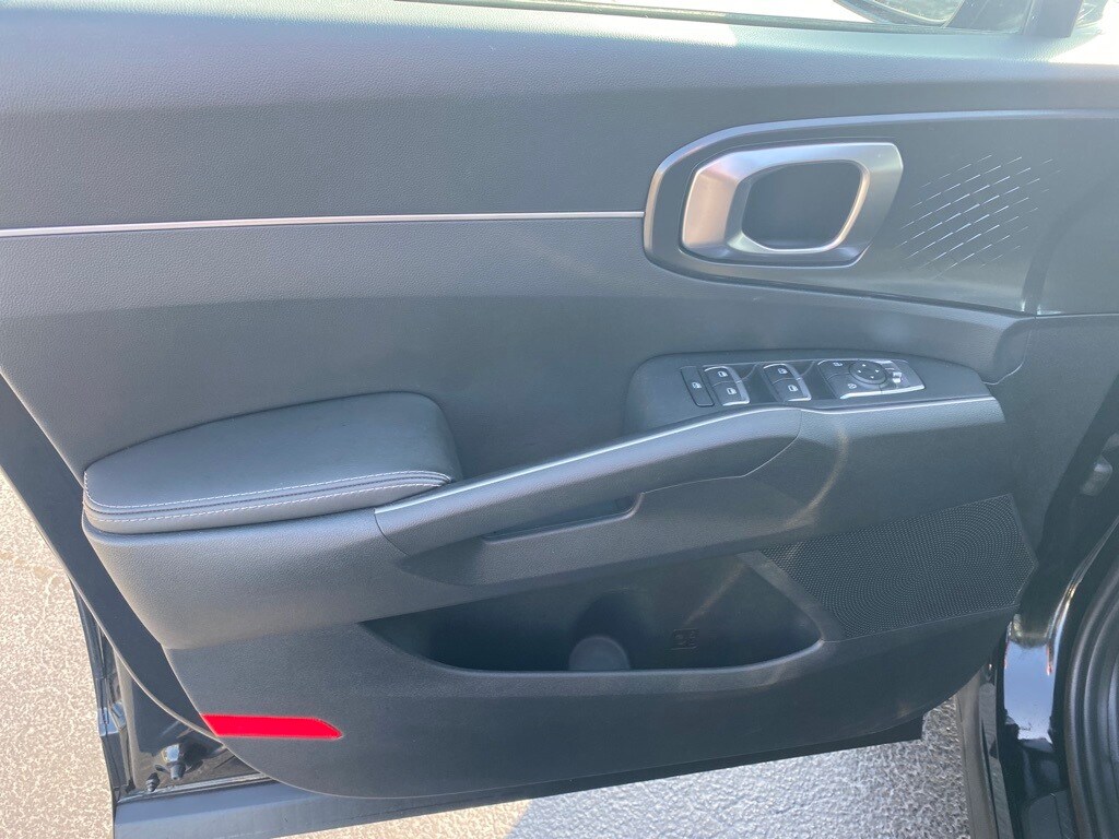 2022 Kia Sorento LX photo 2