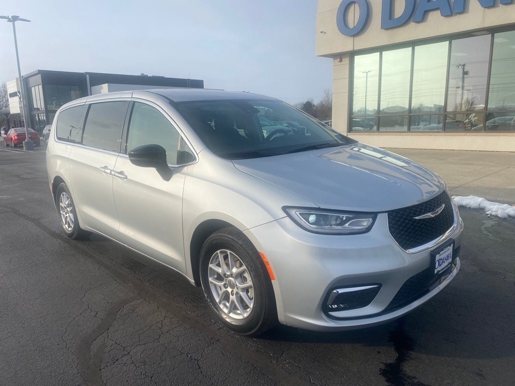 2024 Chrysler Pacifica Touring L's photo