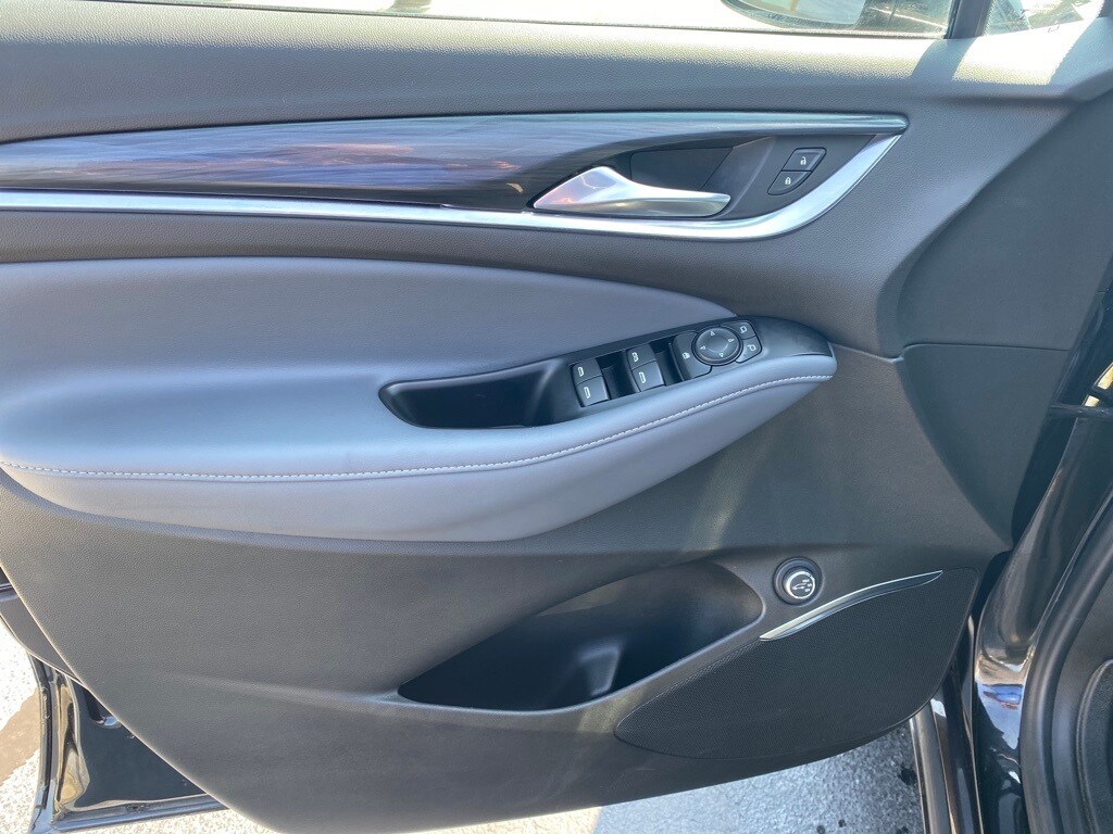 2023 Buick Enclave Essence photo 2