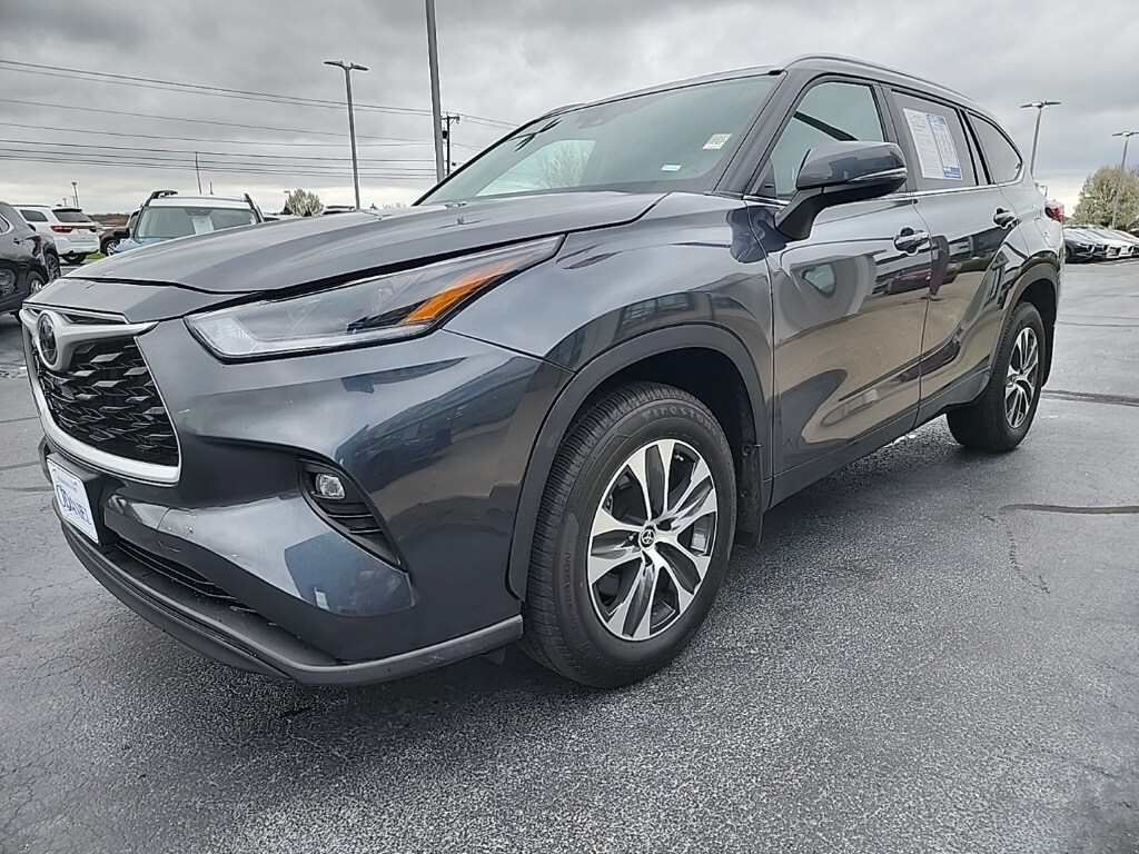 2023 Toyota Highlander XLE photo 2